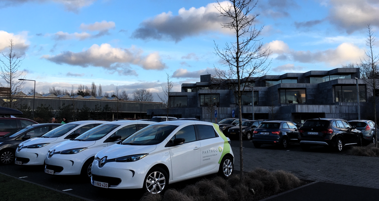 Elektrische deelauto's van Partago op een parking in Mortsel